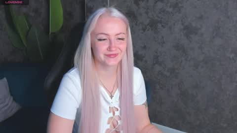 Snapshot of leslie_bell chatting on September 2025 02:15:02 AM Joyce online show from September 2025 02:15:02 AM