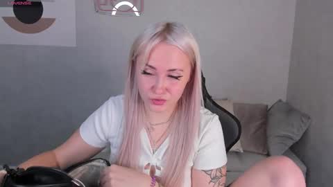 Snapshot of leslie_bell chatting on October 2025 02:20:02 AM Joyce online show from October 2025 02:20:02 AM