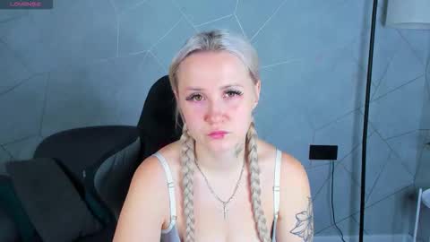 Snapshot of leslie_bell chatting on October 2025 02:25:02 AM Joyce online show from October 2025 02:25:02 AM