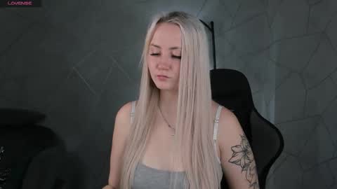 Snapshot of leslie_bell chatting on November 2025 02:22:02 AM Joyce online show from November 2025 02:22:02 AM