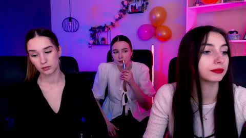 leslie_bird online show from April 2026 08:12:02 AM