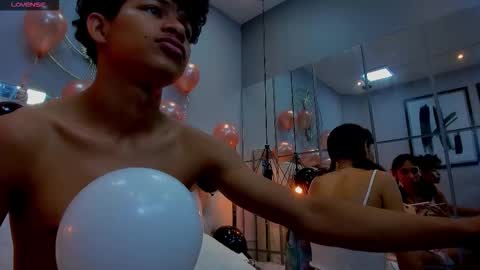 Snapshot of leslieanddrako chatting on October 2025 06:20:01 PM L E S L E Y AND D R A K O online show from October 2025 06:20:01 PM