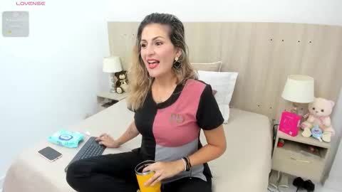 Lesly Santodomingo online show from January 2026 11:05:01 AM