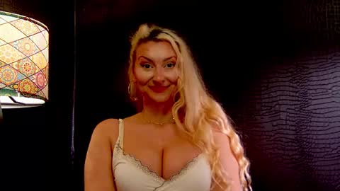 leticiareys online show from November 2025 10:10:01 PM