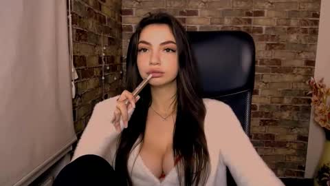 Alexia online show from December 2024 04:25:01 PM