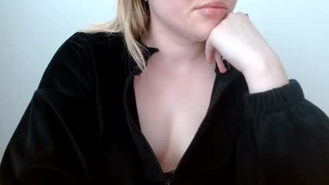 Snapshot of leyla_le chatting on June 2026 06:05:02 AM Leyla online show from June 2026 06:05:02 AM