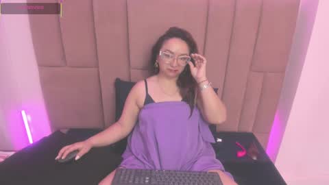 Leyla smithh online show from September 2025 12:49:02 PM