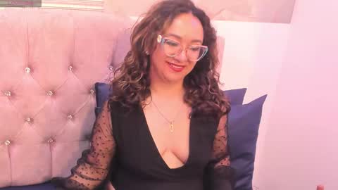 Leyla smithh online show from October 2025 01:32:01 PM