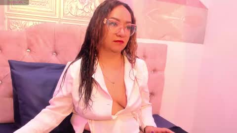 Leyla smithh online show from October 2025 12:28:01 PM