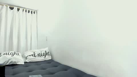 Snapshot of lia_and_felipe chatting on December 2024 11:05:02 PM Lia y Felipe -- online show from December 2024 11:05:02 PM