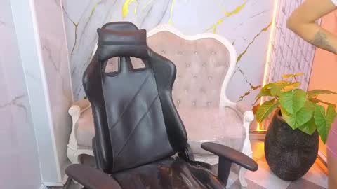 lia online show from April 2026 07:58:02 PM