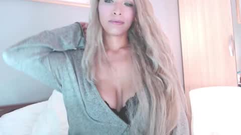 Lia Divina online show from December 2025 03:33:01 AM