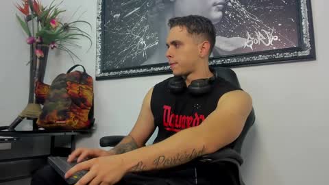 Snapshot of liam_walk chatting on December 2024 08:39:01 PM Liam online show from December 2024 08:39:01 PM