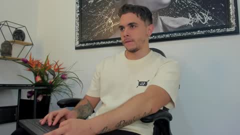 Snapshot of liam_walk chatting on January 2025 01:11:01 PM Liam online show from January 2025 01:11:01 PM