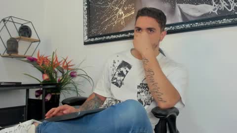 Snapshot of liam_walk chatting on January 2025 01:12:02 PM Liam online show from January 2025 01:12:02 PM