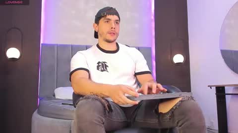 Snapshot of liam_walk chatting on November 2025 08:08:01 PM Liam online show from November 2025 08:08:01 PM