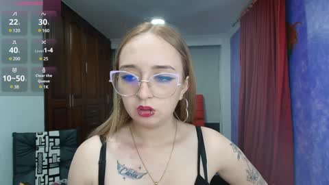 Snapshot of liaroberts1 chatting on December 2024 01:58:02 AM Lia Roberts online show from December 2024 01:58:02 AM