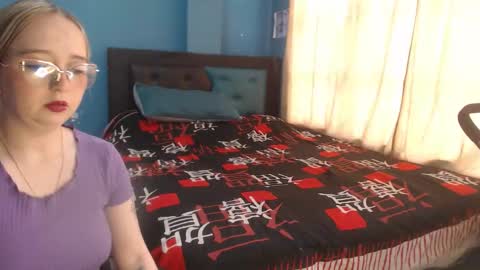 Lia Roberts online show from November 2025 12:15:01 PM