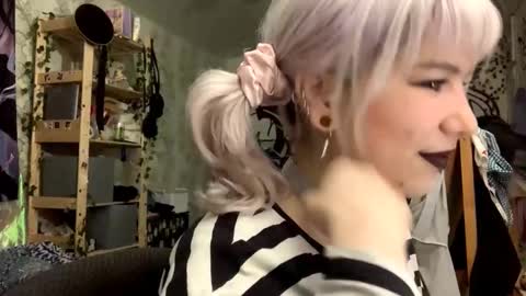 Lola online show from September 2025 07:03:02 PM