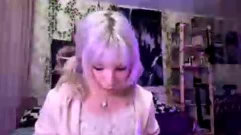 Lola online show from October 2025 07:01:02 PM