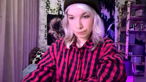 Lola online show from October 2025 07:02:02 PM