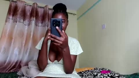 Snapshot of lil_paula chatting on October 2025 07:37:02 PM serenity online show from October 2025 07:37:02 PM