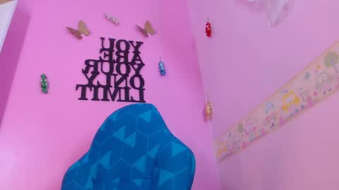 Snapshot of lila_pinky chatting on January 2025 06:35:01 PM L I L A online show from January 2025 06:35:01 PM