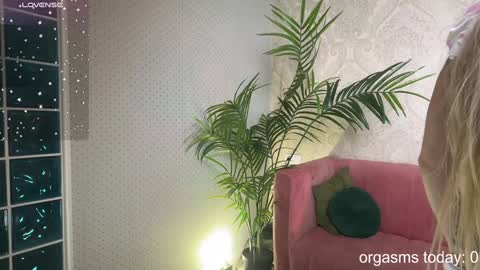Snapshot of lili_01 chatting on January 2025 02:41:01 PM Lili online show from January 2025 02:41:01 PM
