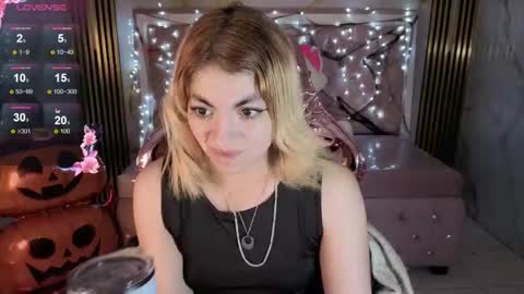 Lili online show from October 2025 04:37:01 AM