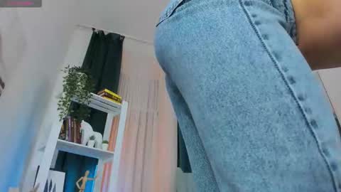 Snapshot of lilian_kroft chatting on September 2025 12:29:01 PM LIL online show from September 2025 12:29:01 PM