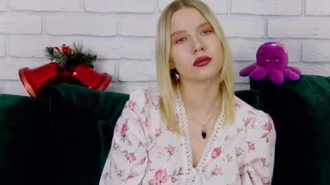 LiliLinn online show from December 2024 08:24:01 AM