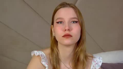 Snapshot of lililinn chatting on June 2026 04:50:01 AM LiliLinn online show from June 2026 04:50:01 AM
