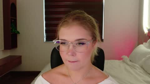 Lilith Bonheur online show from April 2026 11:16:01 PM