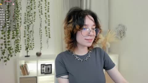 Snapshot of lilithlunna chatting on January 2025 08:15:02 PM Lilith online show from January 2025 08:15:02 PM