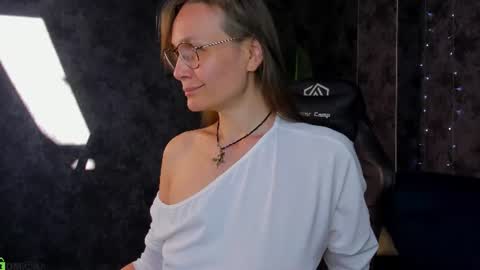 Snapshot of lillian_white1 chatting on June 2026 01:03:01 AM lillian_white1 online show from June 2026 01:03:01 AM
