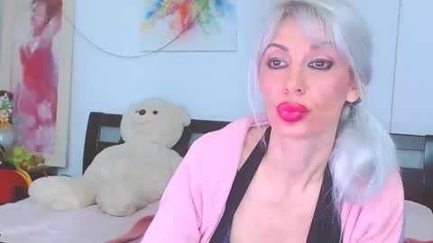 Lara online show from December 2025 07:10:01 PM