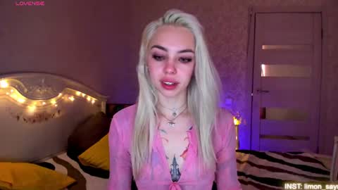 Snapshot of lillimooore chatting on June 2026 12:26:01 AM LilliMoore online show from June 2026 12:26:01 AM