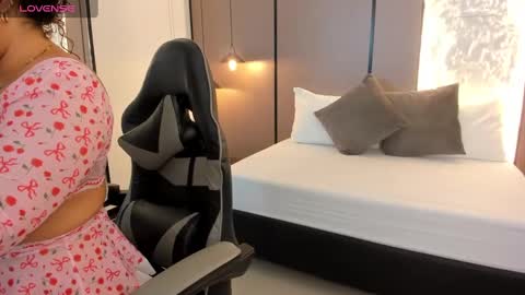 L I L L Y online show from November 2025 12:17:01 PM