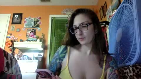 hi guys im back on here 3 online show from October 2025 07:09:02 PM