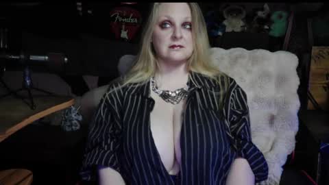 Snapshot of lillyth chatting on May 2026 05:36:02 AM Lillyth Eden online show from May 2026 05:36:02 AM