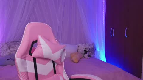 Lilou online show from May 2026 07:09:01 PM