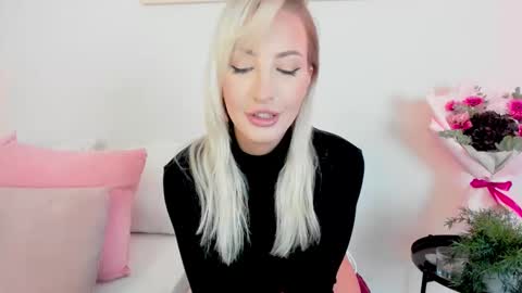 Lilou  online show from November 2025 12:26:01 PM