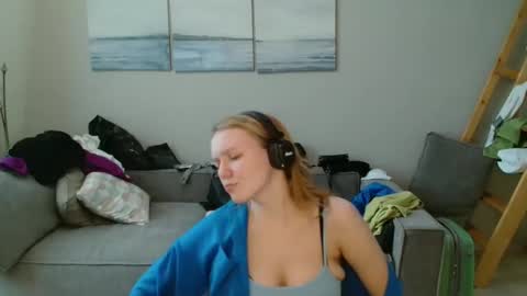 Lily dollyx online show from October 2025 10:15:01 AM