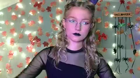 Snapshot of lily_tayberry chatting on October 2025 06:09:01 PM small lily online show from October 2025 06:09:01 PM