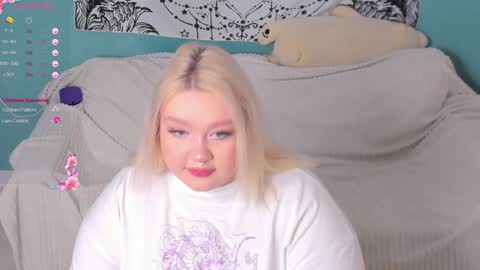 Snapshot of lilybelll chatting on December 2024 01:43:01 AM Lily online show from December 2024 01:43:01 AM