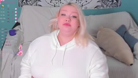 Snapshot of lilybelll chatting on December 2024 01:26:01 AM Lily online show from December 2024 01:26:01 AM