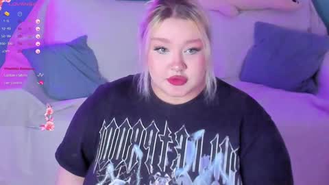 Snapshot of lilybelll chatting on February 2025 09:37:02 PM Lily online show from February 2025 09:37:02 PM