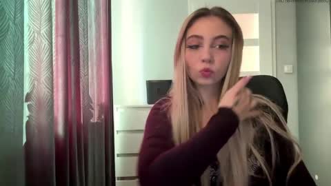 Snapshot of lilysweetgirl chatting on May 2026 04:35:01 PM Lily online show from May 2026 04:35:01 PM