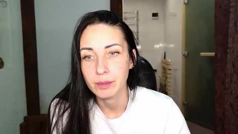 LinaLivee online show from November 2025 07:52:02 PM