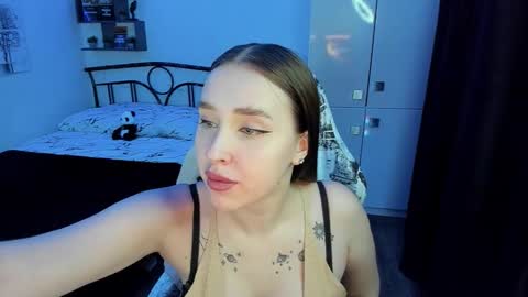 Lina online show from November 2025 10:04:01 PM